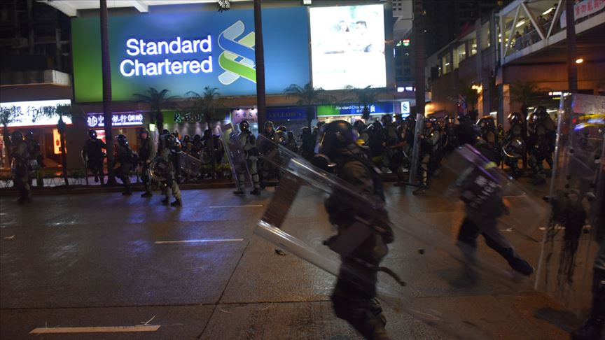 Hong Kong da polis müdahalesi sürüyor