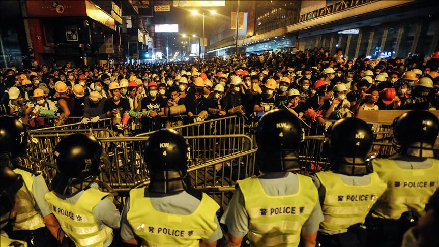 Hong Kong da geniş katılımlı yürüyüş talebi reddedildi