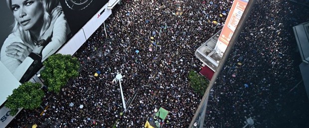 Hong Kong ta halk  yine sokağa döküldü
