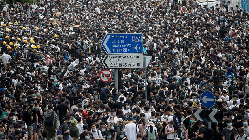 Hong Kong ta halk sokağa döküldü