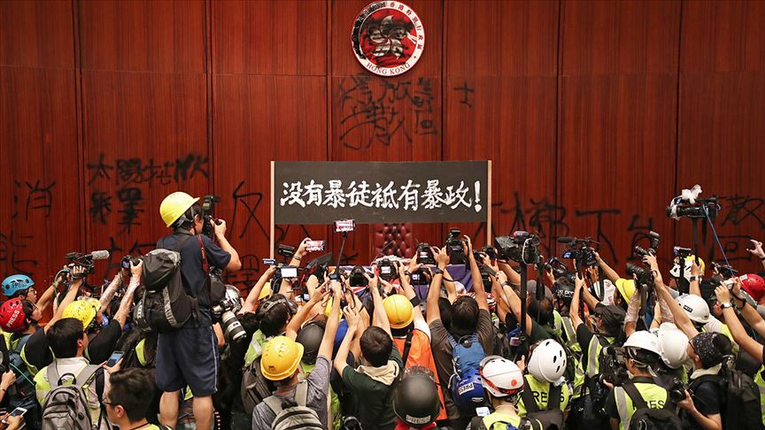 Hong Kong da prostestocular Yasama Meclisini bastı