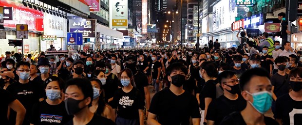 Hong Kong ta halk  yine sokağa döküldü