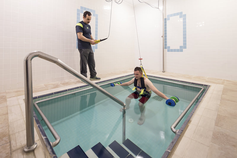 Felçli hastalara hidroterapi yöntemi