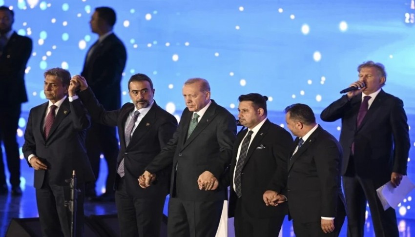 3 milletvekili ve 7 belediye ba�kan� AK Parti'ye kat�ld�: Rozetleri Erdo�an takt�