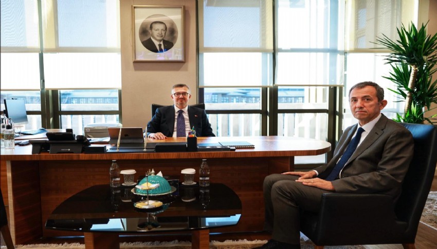 Dr. Ali Arif �zzeybek, �leti�im Ba�kan� Burhanettin Duran ile bir araya geldi