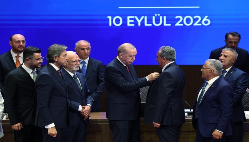 Fo�a Belediye Ba�kan� Saniye Bora F��� ile birlikte 3 belediye ba�kan� daha AK Parti'ye kat�ld�