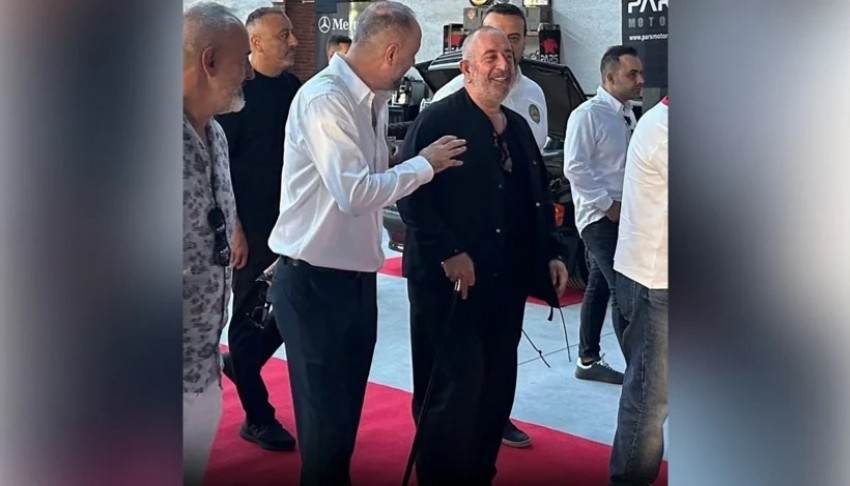 Cem Y�lmaz'dan g�nler sonra ilk foto�raf: Bastonu dikkat �ekti