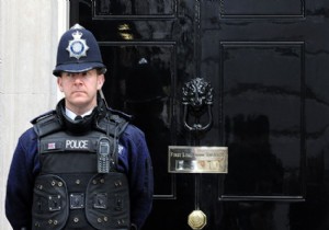 İngiltere de polise elektroşok cihazı önerisi!