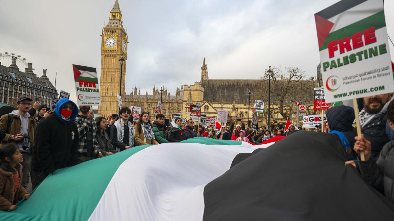 İsrail e silah satışları İngiltere Parlamentosu önünde protesto edildi