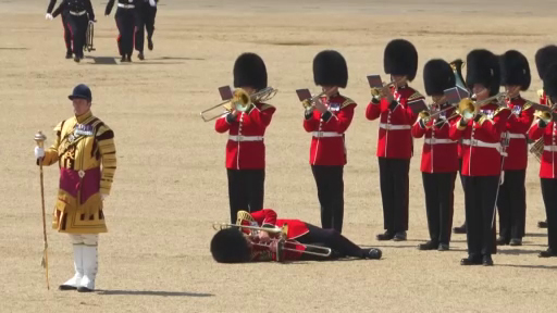 Kraliyet töreninde korkutan anlar: İngiliz muhafız sıcaktan bayıldı