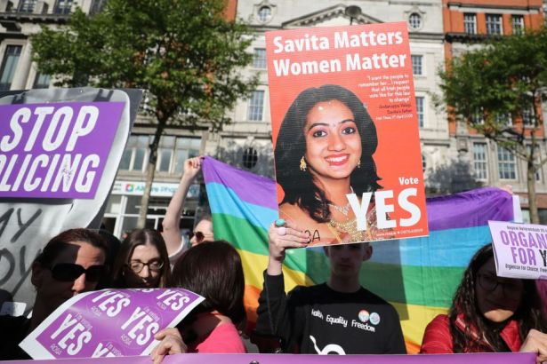 İrlanda, kürtaj yasağının kaldırılmasına  evet  dedi