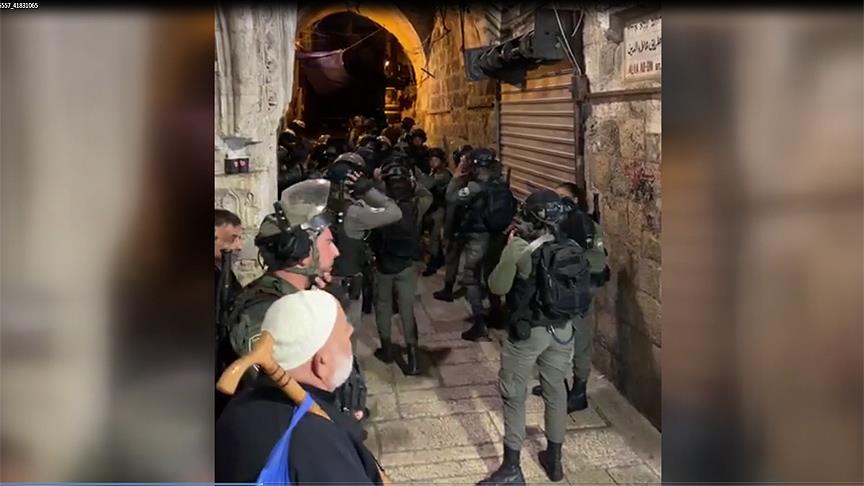 İsrail polisi Mescid-i Aksa da nöbet tutan cemaate saldırdı
