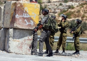 İsrail askerleri 21 Filistinliyi gözaltına aldı!