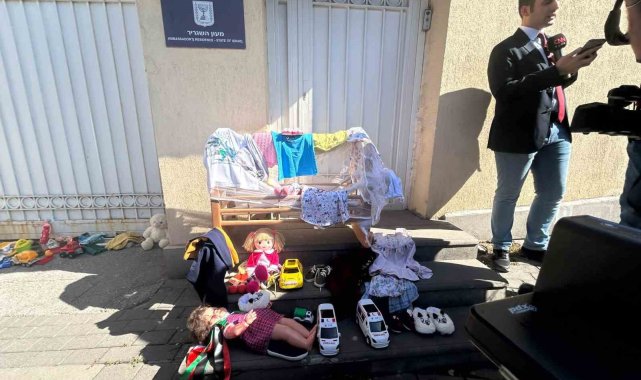 İsrail Büyükelçiliği ne oyuncaklar bırakıldı