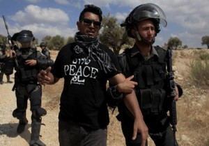 İsrail askerleri 3 Filistinliyi gözaltına aldı!