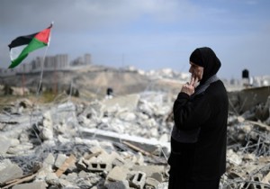 İsrail 2014 te Necef te bin Filistinlinin evini yıktı!
