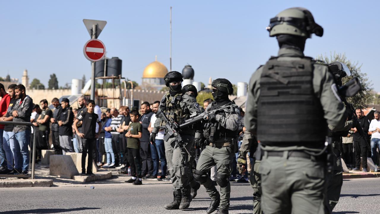 İsrail polisi Filistinli kadını darbetti