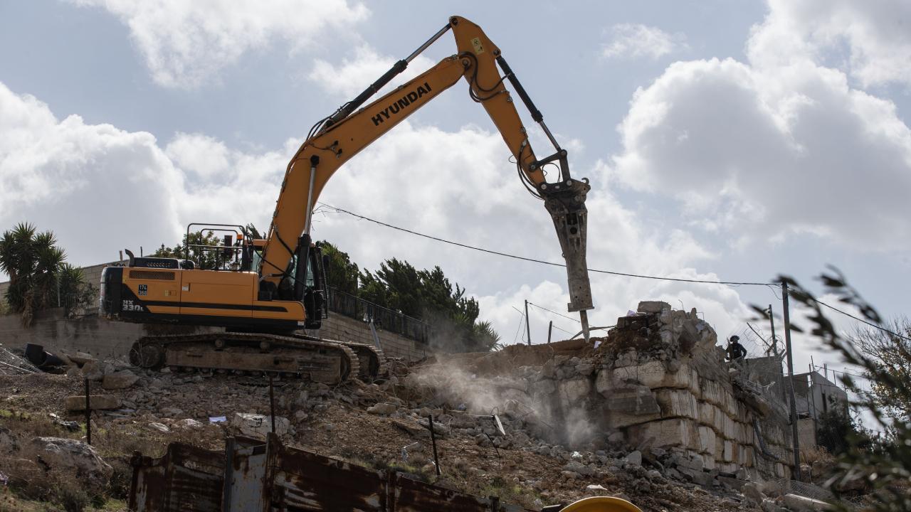 İsrail ordusu Batı Şeria da Filistinlilere ait 2 evi yıktı
