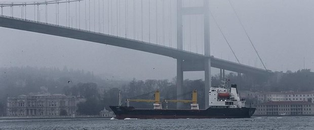 İstanbul da boğaz trafiğine sis engeli
