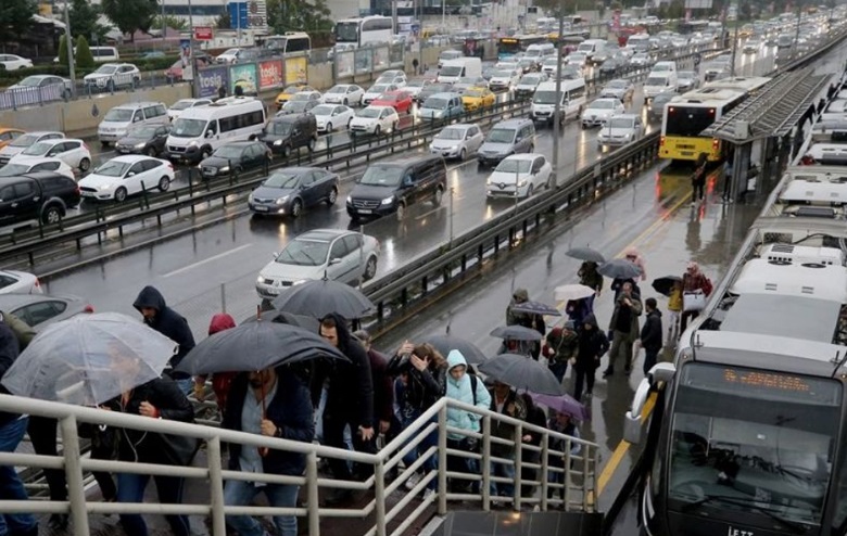 İstanbul da trafik durma noktasına geldi!