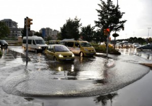 İstanbul da etkili olan yağış trafiği aksatıyor!