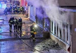 İsveç te kundaklanan camide 5 kişi yaralandı!