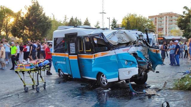 İzmir de minibüs kazası: 2 ölü!