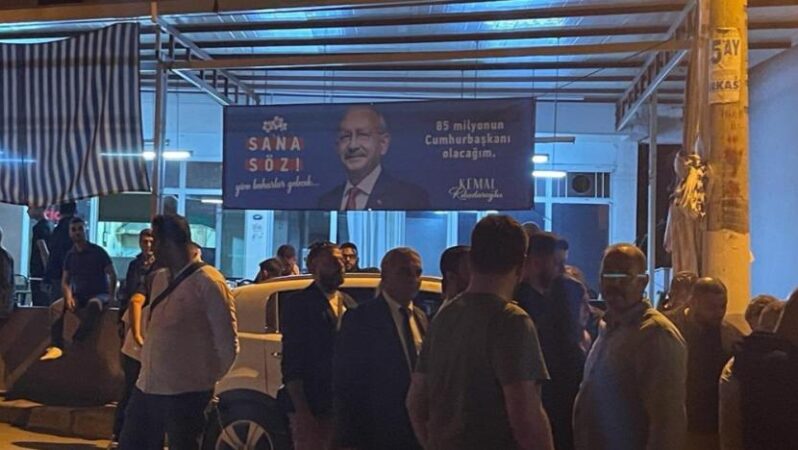 İzmir de CHP nin seçim afişlerinin bulunduğu kıraathaneye saldırı