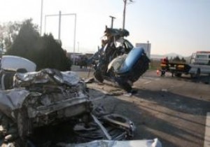 İzmir Bergama da trafik kazası! 6 ölü, 1 ağır yaralı!