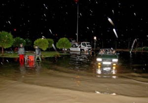 İzmir de sağanak yağış hayatı olumsuz etkiledi!