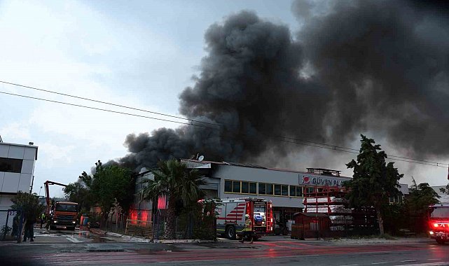 İzmir de iki fabrika yangını!
