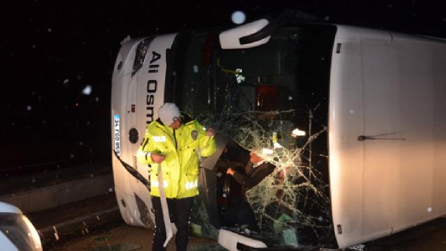 Yolcu otobüsü devrildi: 30 yaralı