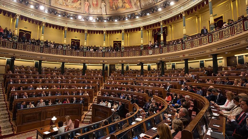 Katalan siyasetçilerin vekillikleri askıya alındı
