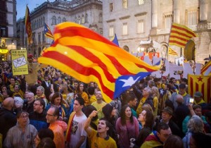 Katalan parlamentosu referanduma kararlı!