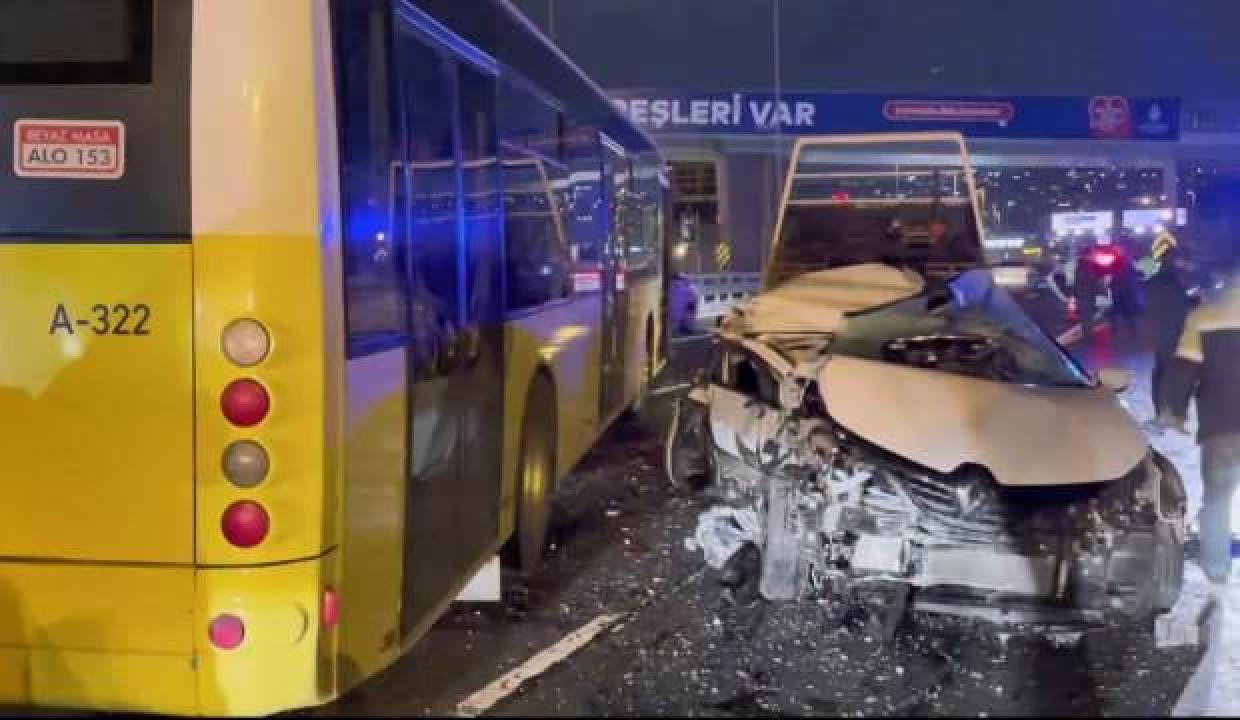 İstanbul da feci kaza! Trafik durma noktasına geldi