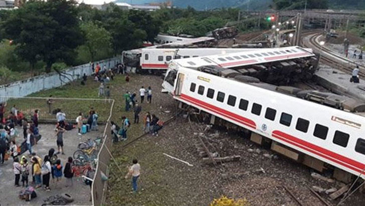 Tren kazası ülkeyi yasa boğdu