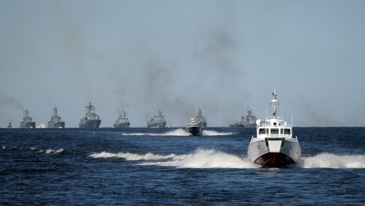 Karadeniz de tansiyon yükseldi! Rus savaş gemisinden uyarı atışı