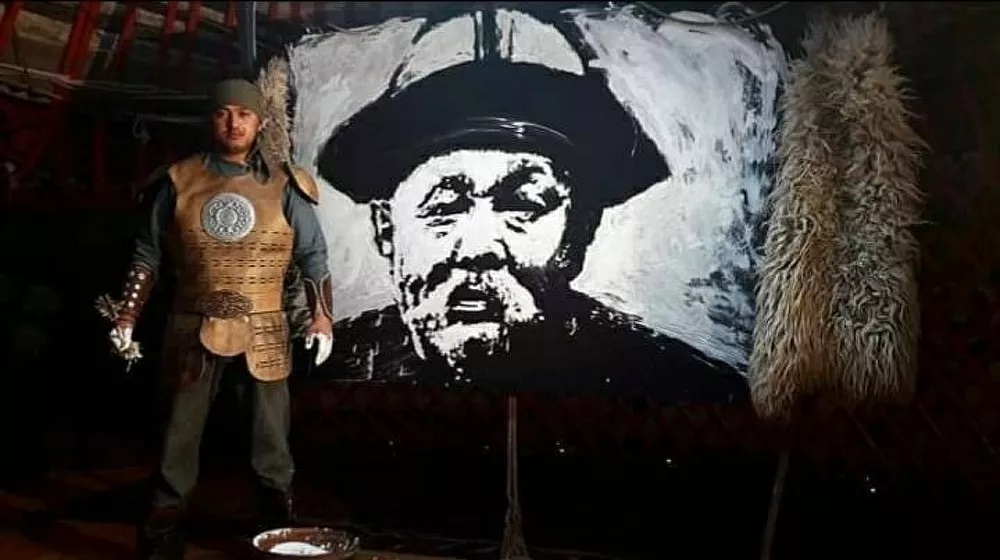 Kırgız ressam yoğurtla portre çizdi!
