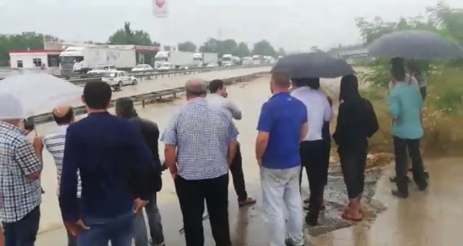 Sağanak yağış Kocaeli-Sakarya yolunu kapattı
