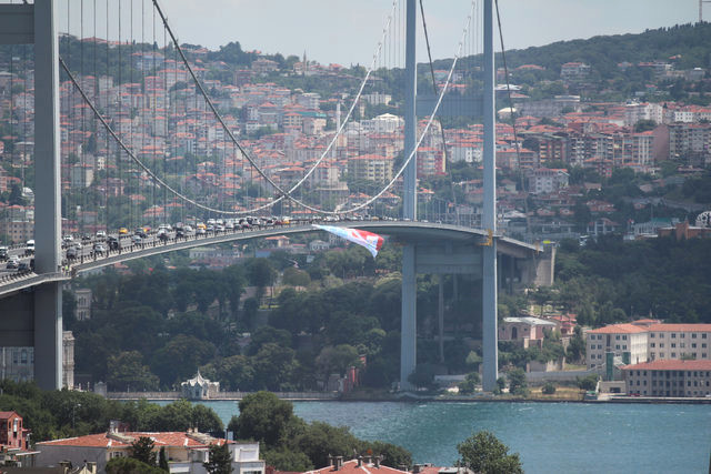 Akşener in posterine müdahale