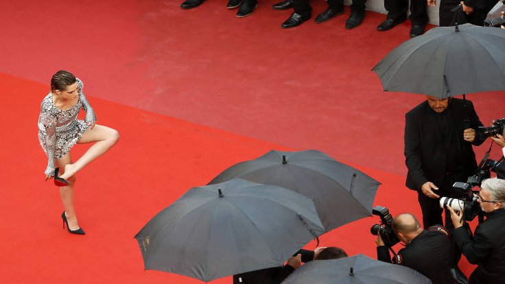 Cannes da çıplak ayaklı protesto