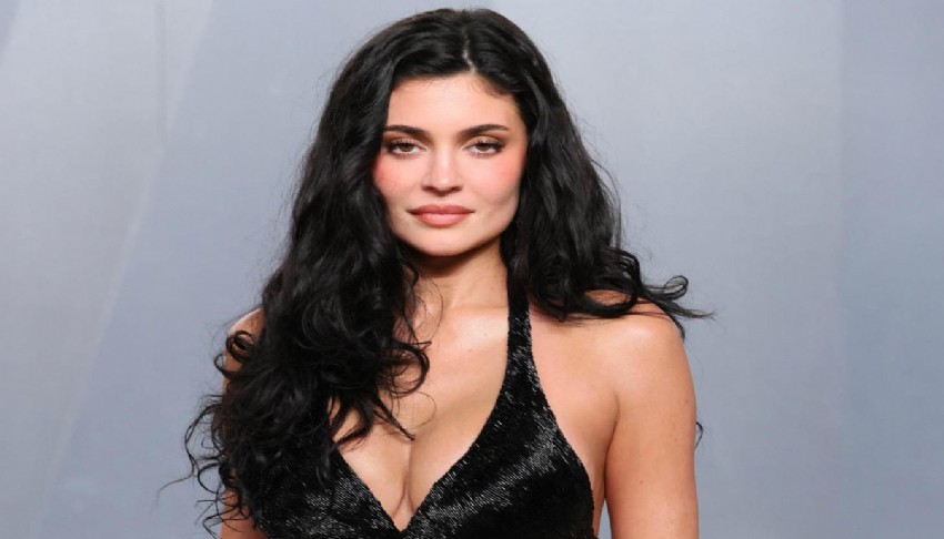 Kylie Jenner 50 milyon dolarl�k s�tyenle podyuma ��kt�