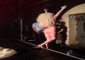 Lady Gaga Çıplaklığa İmza Attı!