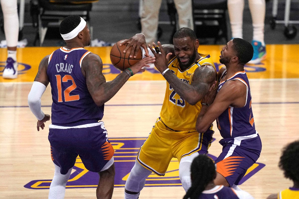 Phoenix Suns Lakers ı play-off dışına itti