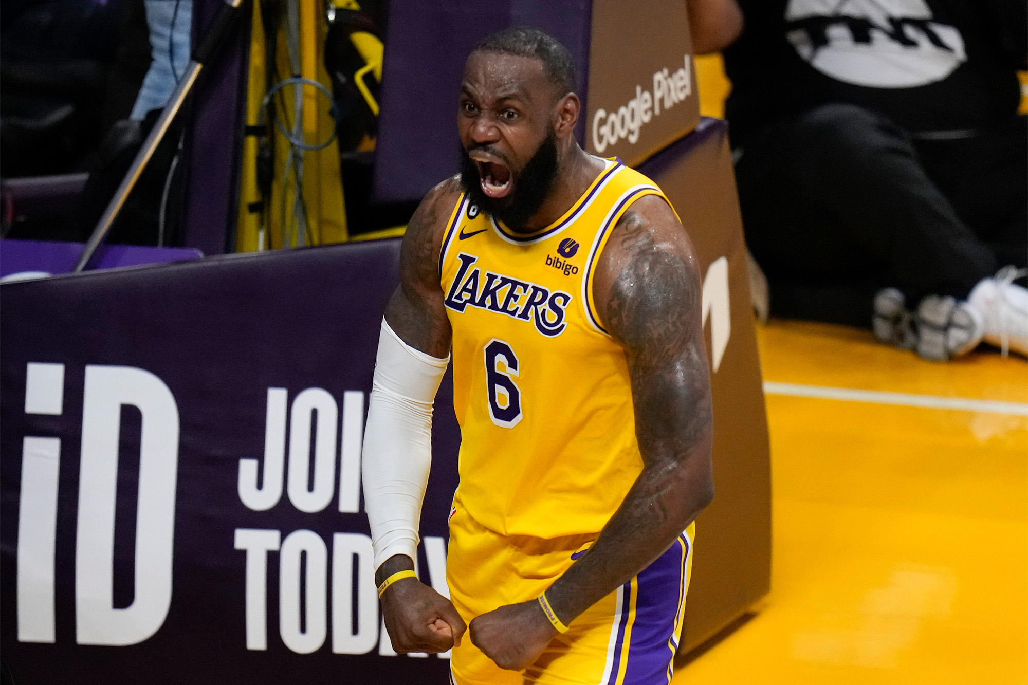 Lakers seriyi 3-1 e getirdi, LeBron kariyer rekoru kırdı