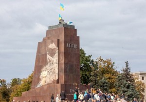 Ukrayna da sökülen Lenin heykeli yeniden yapılacak!