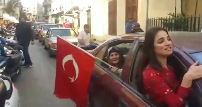 Lübnanlılardan bayraklı ve mehterli tepki