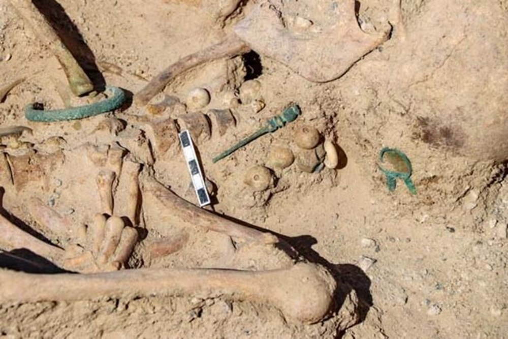 Urartulu kadın mezarı ortaya çıkarıldı