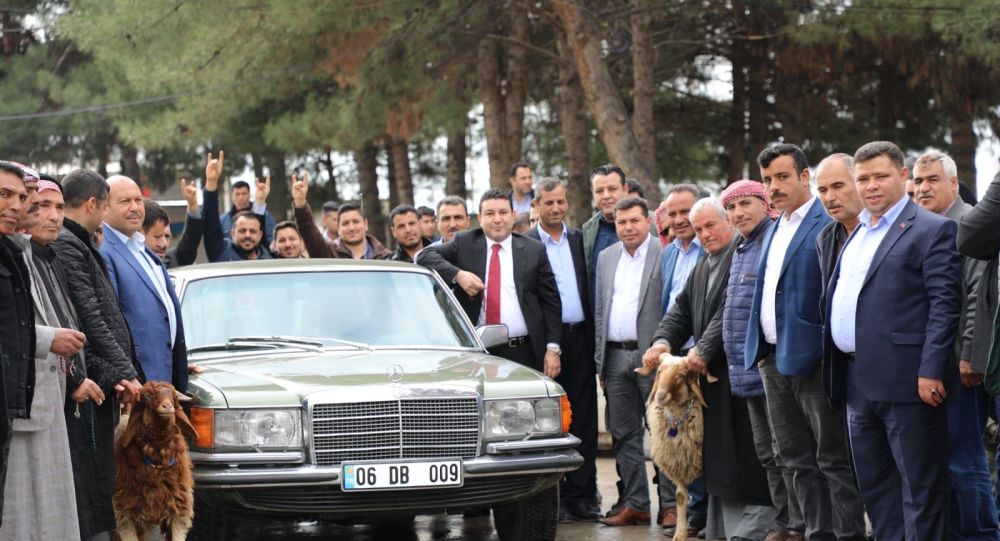 MHP Lideri Bahçeli’nin hediye ettiği klasik otomobil için kurban kestiler!