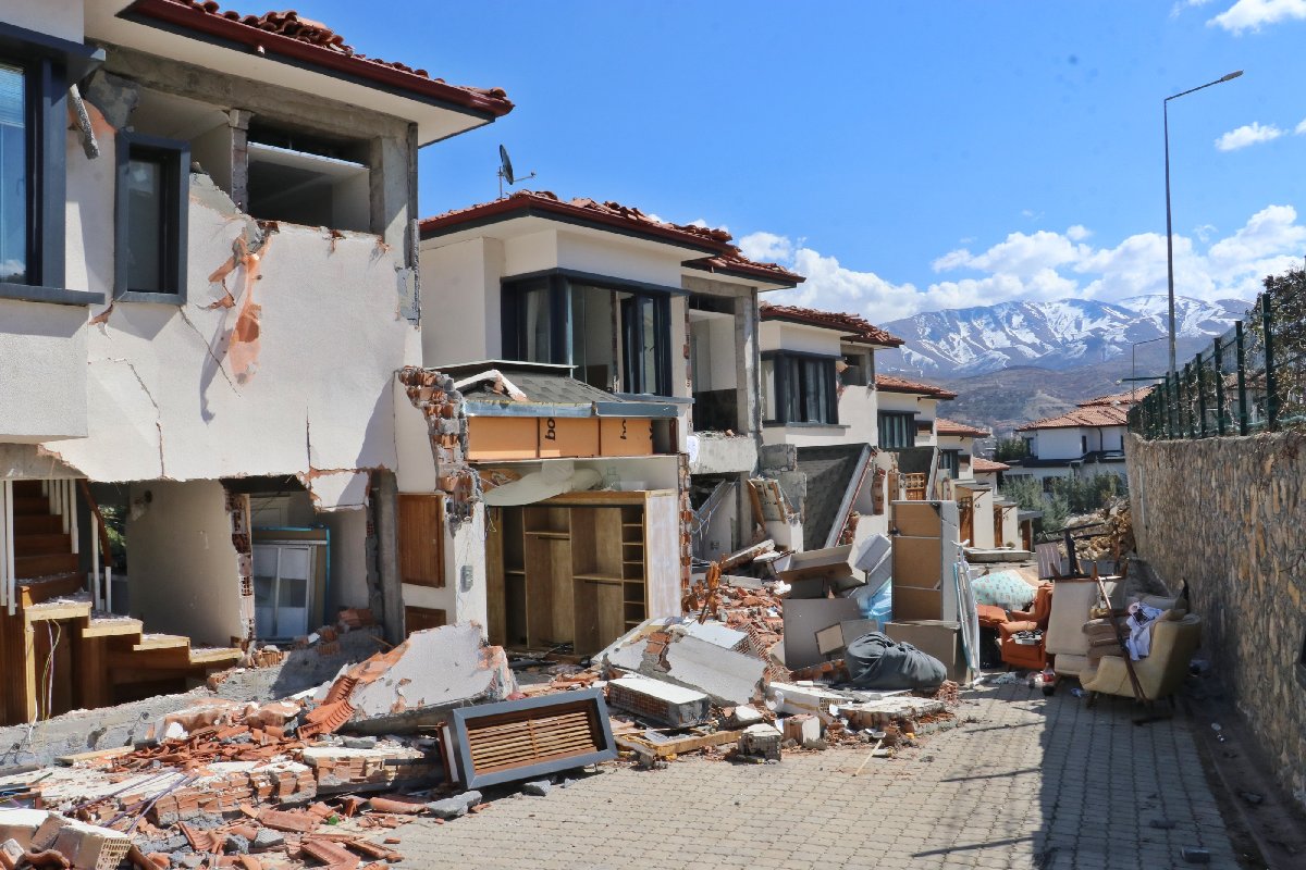 Milyonluk lüks villalar da depremde yerle bir oldu